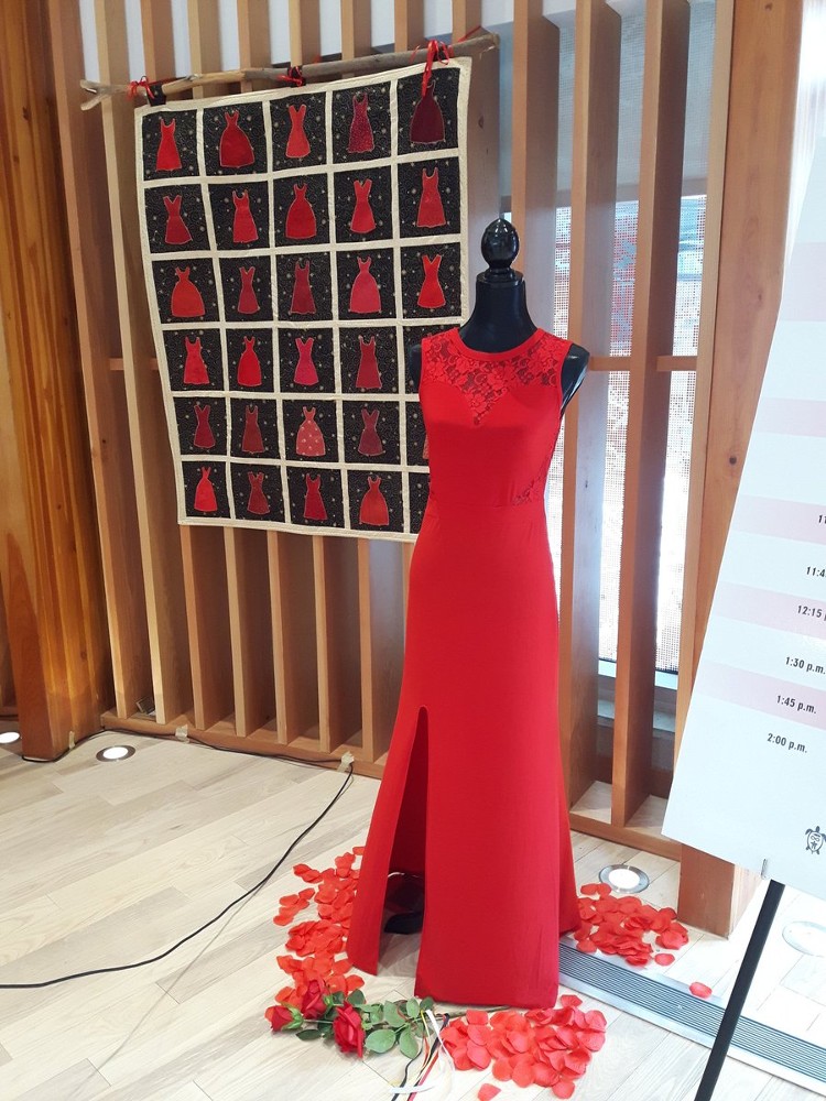 Une robe rouge sur un mannequin