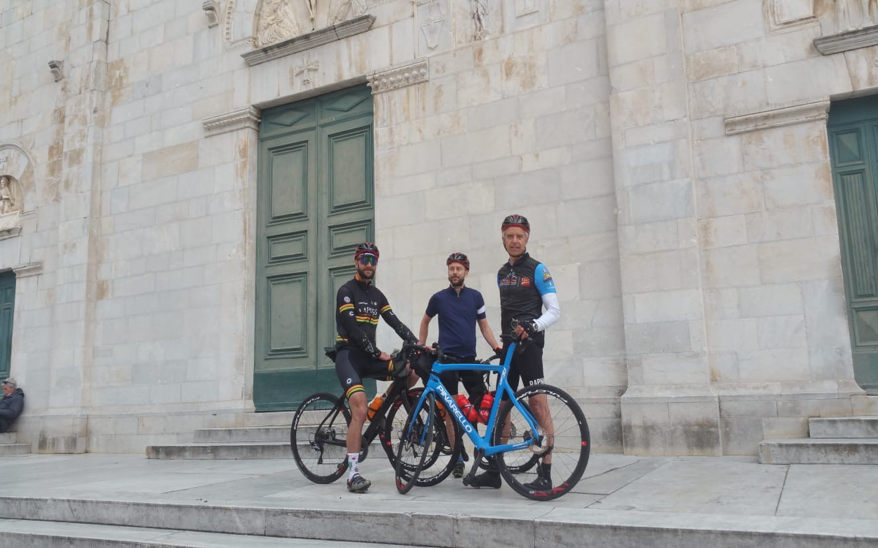 Luciano Galasso faisant du vélo avec d'autres amis