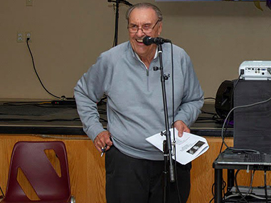 Gary J. Michalak parlant à travers un microphone