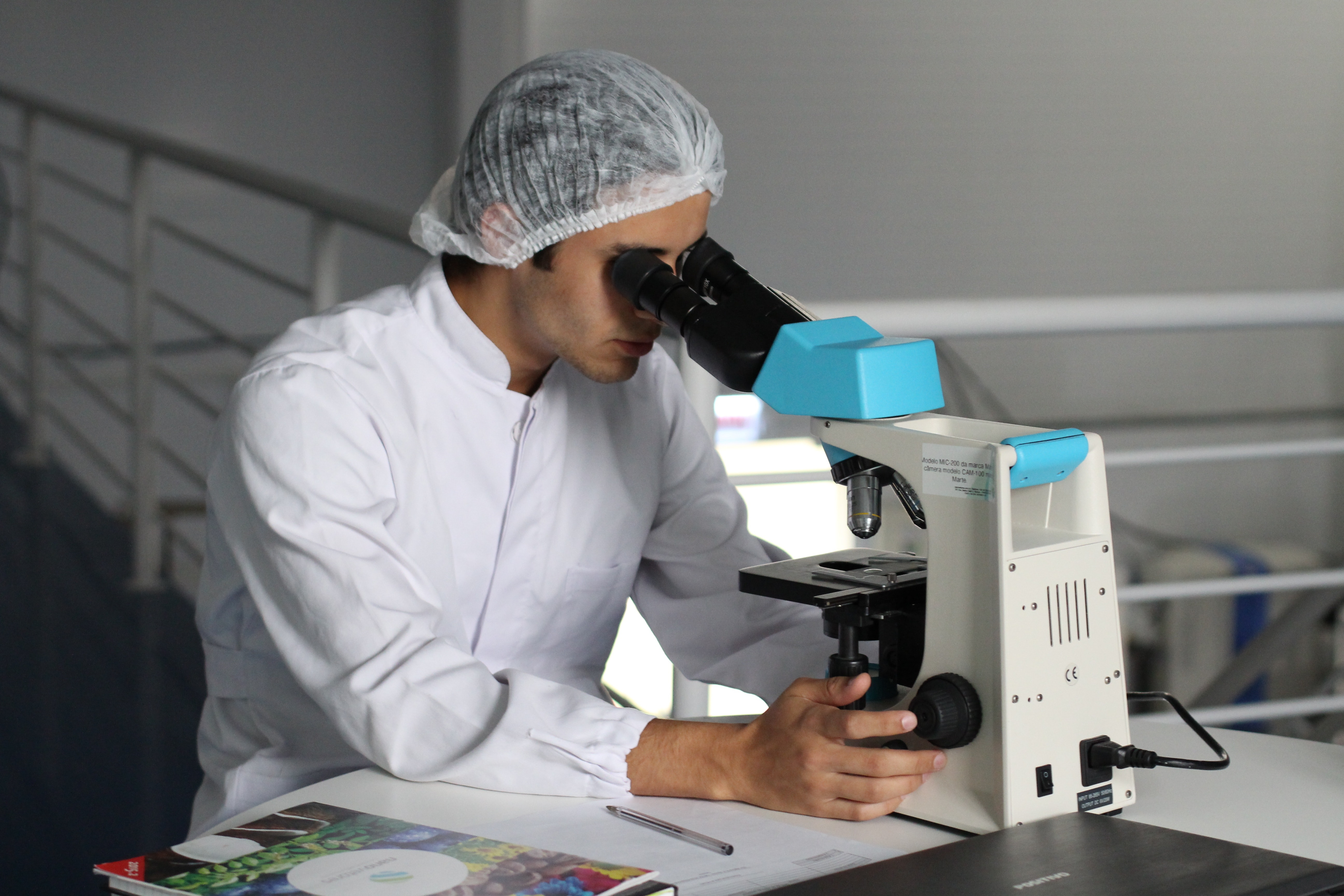Un étudiant utilise un microscope