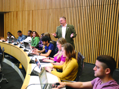 Un professeur de l'Université Laurentienne donnant un cours.