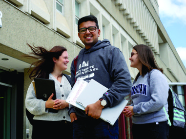 Étudiants de l'Université Laurentienne sur le campus.