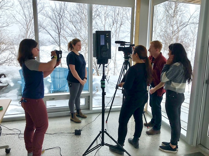 Des étudiants menant une interview filmée