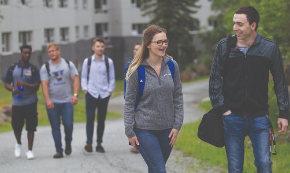 Un groupe d'étudiant qui marche sur une piste à l'Université Laurentienne
