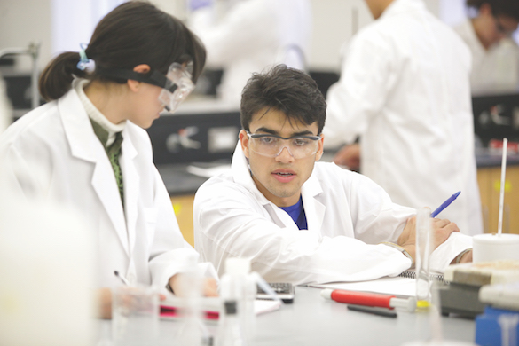 élèves dans un laboratoire des sciences