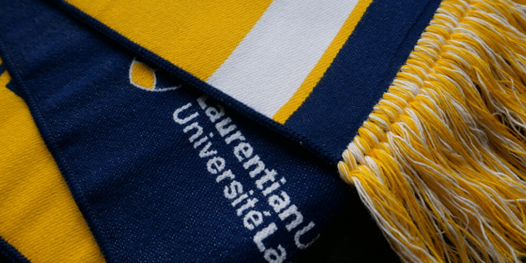 Le foulard bleu, jaune et blanc de l'Université Laurentienne
