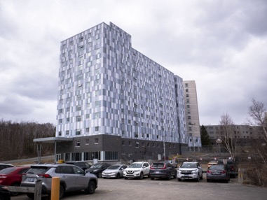 Le bâtiment de la résidence Est de l'Université Laurentienne.