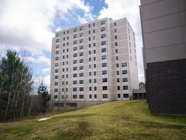 Le bâtiment de la résidence pour étudiants adultes de l'Université Laurentienne.