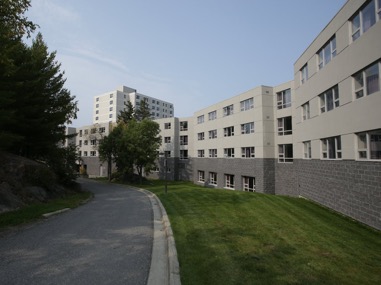 Le bâtiment de la résidence étudiante unique de l'Université Laurentienne.