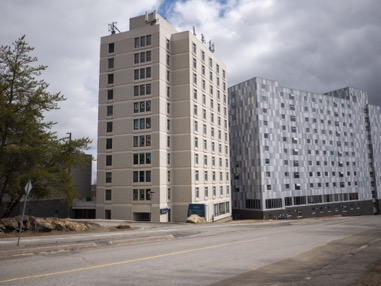 Le bâtiment de la résidence du Collège universitaire de l'Université Laurentienne.