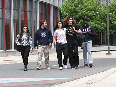 Cinq étudiants marchant sur un sentier du campus de l'Université Laurentienne.