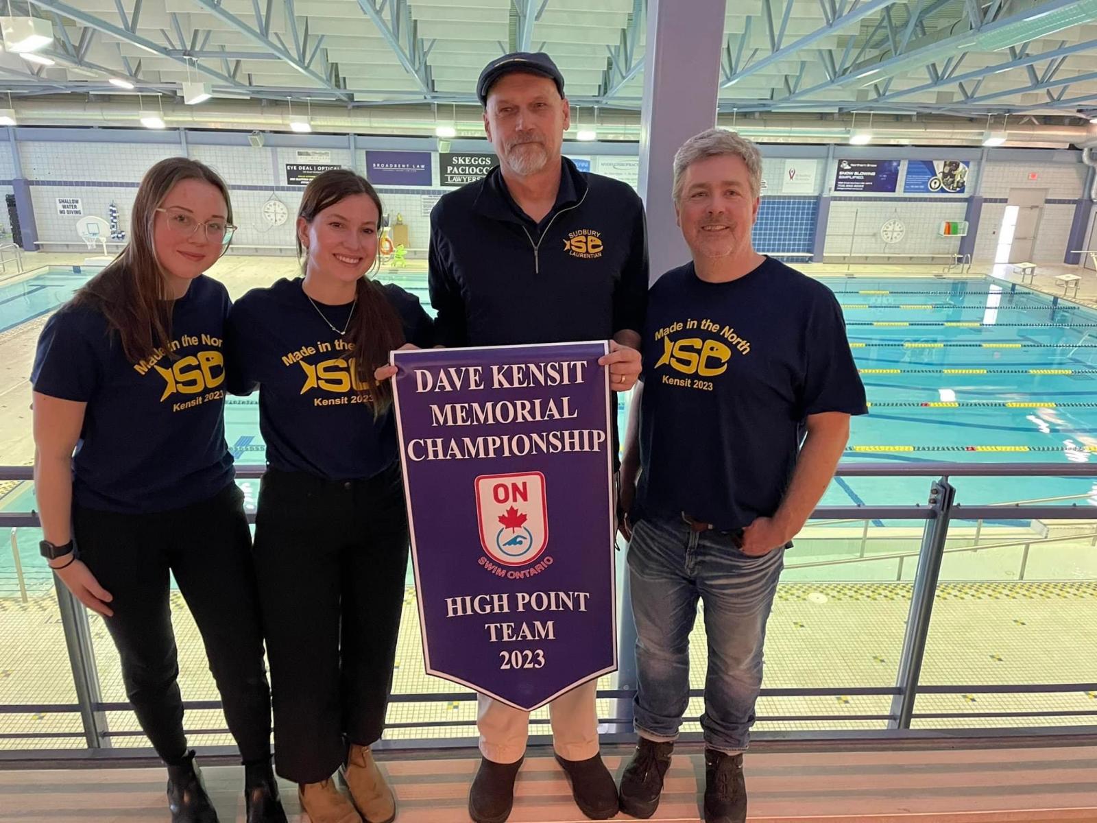 Leah-et-ses-collegues-entraineurs-du-Club-de-natation-de-la-Laurentienne-de-Sudbury-au-championnat-regional-Dave-Kensit-Memorial-de-Swim-Ontario-en-fevrier-2023.