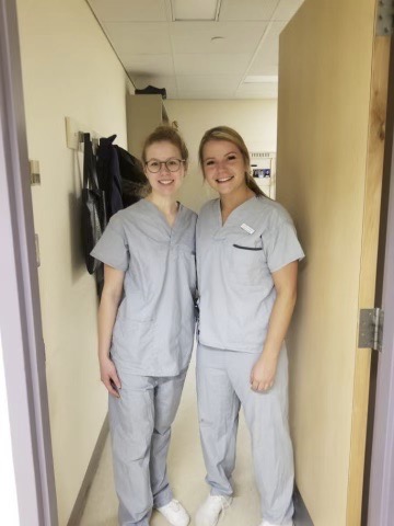 Alexie-(à-droite)-avec-son-amie-et-étudiante,-Emilie-Plach,-dans-un-cadre-clinique.