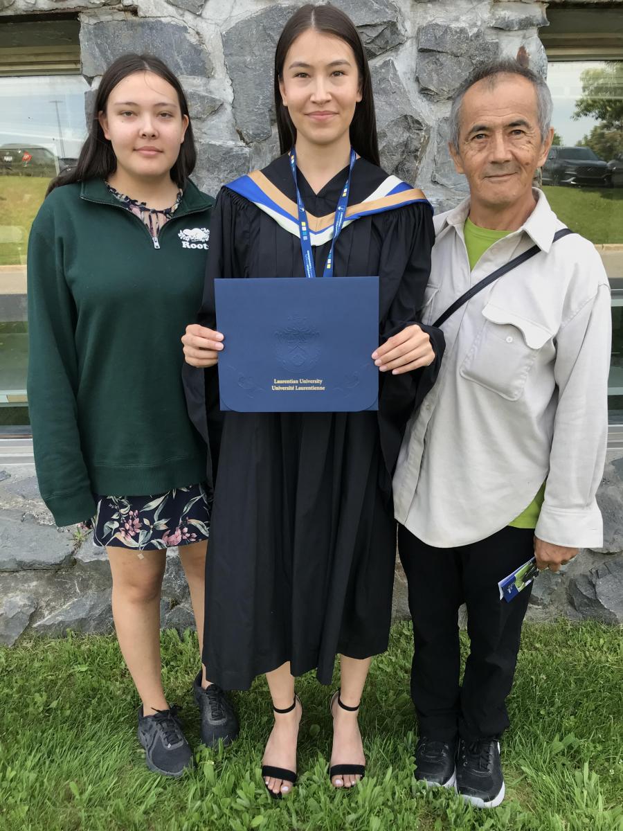 Dehmin-avec-son-père-et-sa-sœur-à-la-remise-des-diplômes