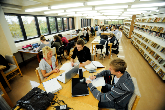 Étudiants qui étudient à la bibliothèque