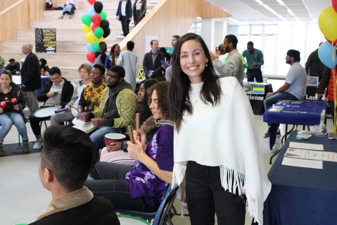 étudiants dans l'atrium de l'édifice Parker