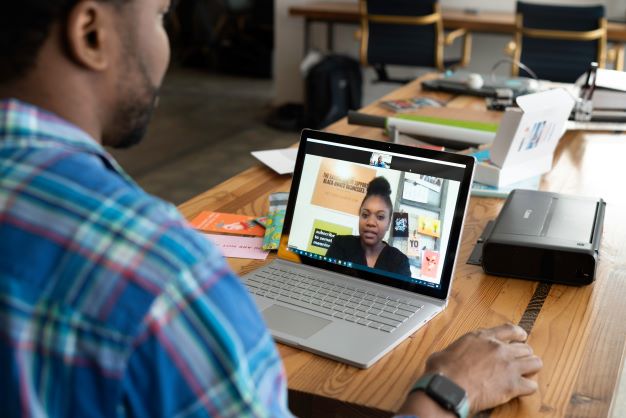 Étudiant en appel zoom.