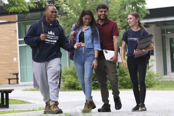 Étudiants marchant à l'extérieur.