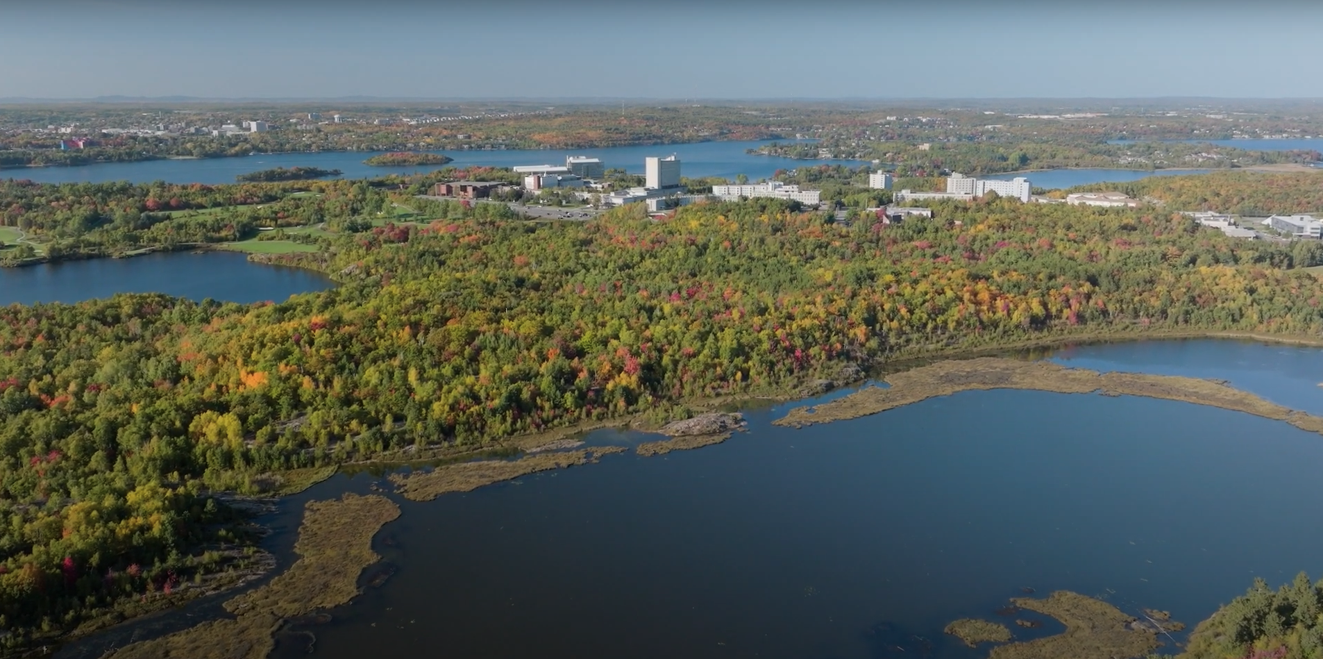 Une vue aérienne du campus Laurentien sous un angle différent.