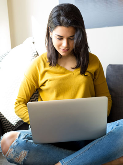 Une étudiante utilisant son ordinateur portable