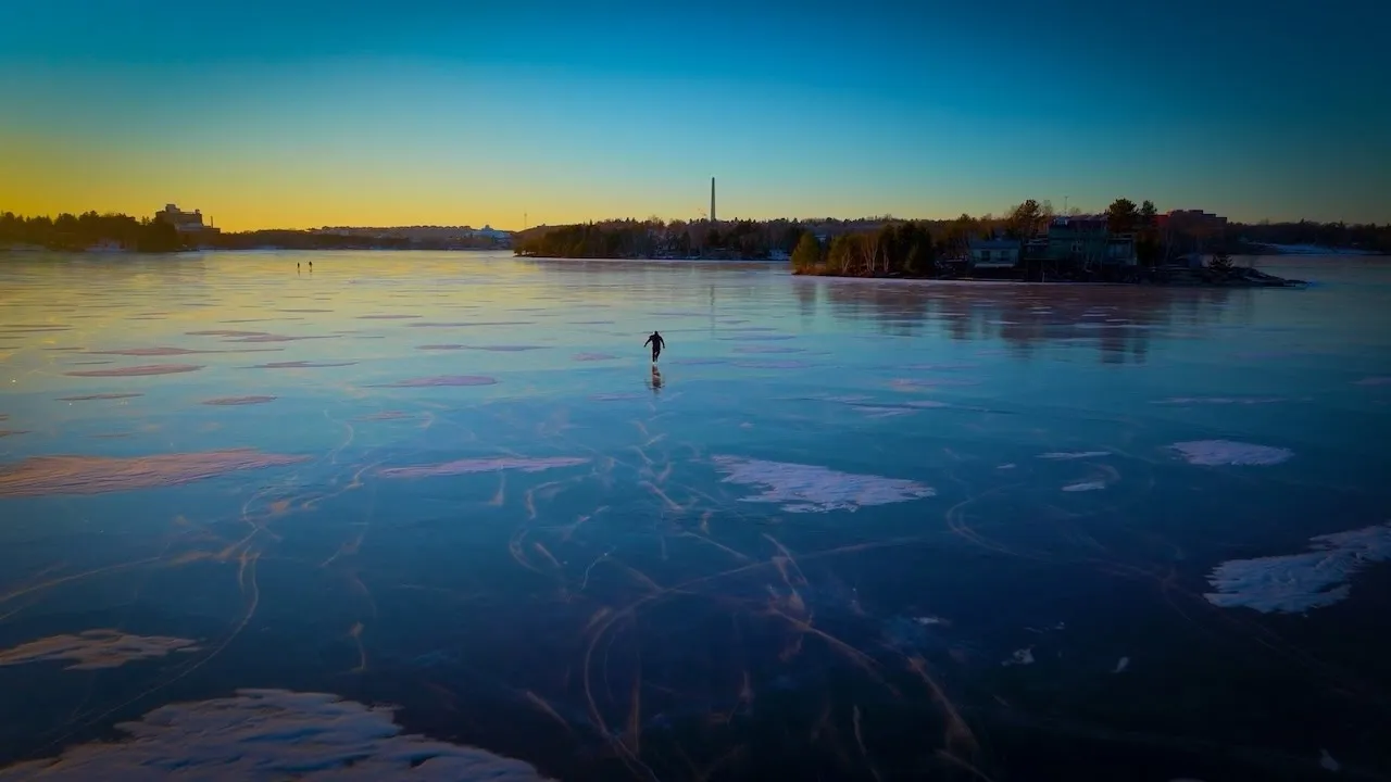 Vue aérienne d'une personne faisant du patin à glace sur le lac Ramsey.