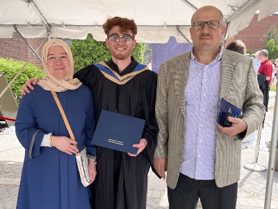 Les fiers parents, Abdulhakim et Khitam Alzahran, aux côtés de leur fils Mustafa Alzahran lors de la cérémonie de remise des diplômes de l’Université Laurentienne en juin 2022.