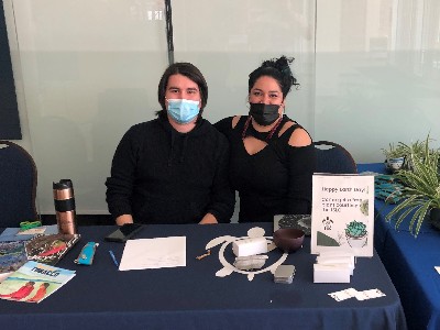 Bradleigh Trudeau assise à un bureau pour un événement du Jour de la Terre.