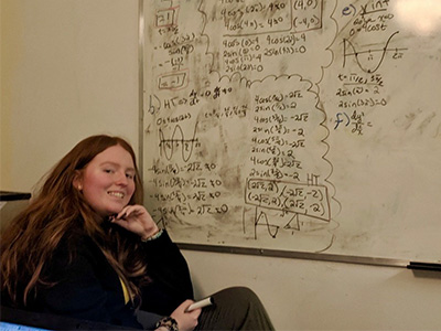 Emily Henry utilise une salle d’étude de la Bibliothèque J.N.-Desmarais de l’UL pour faire des travaux de mathématiques, sa matière préférée.
