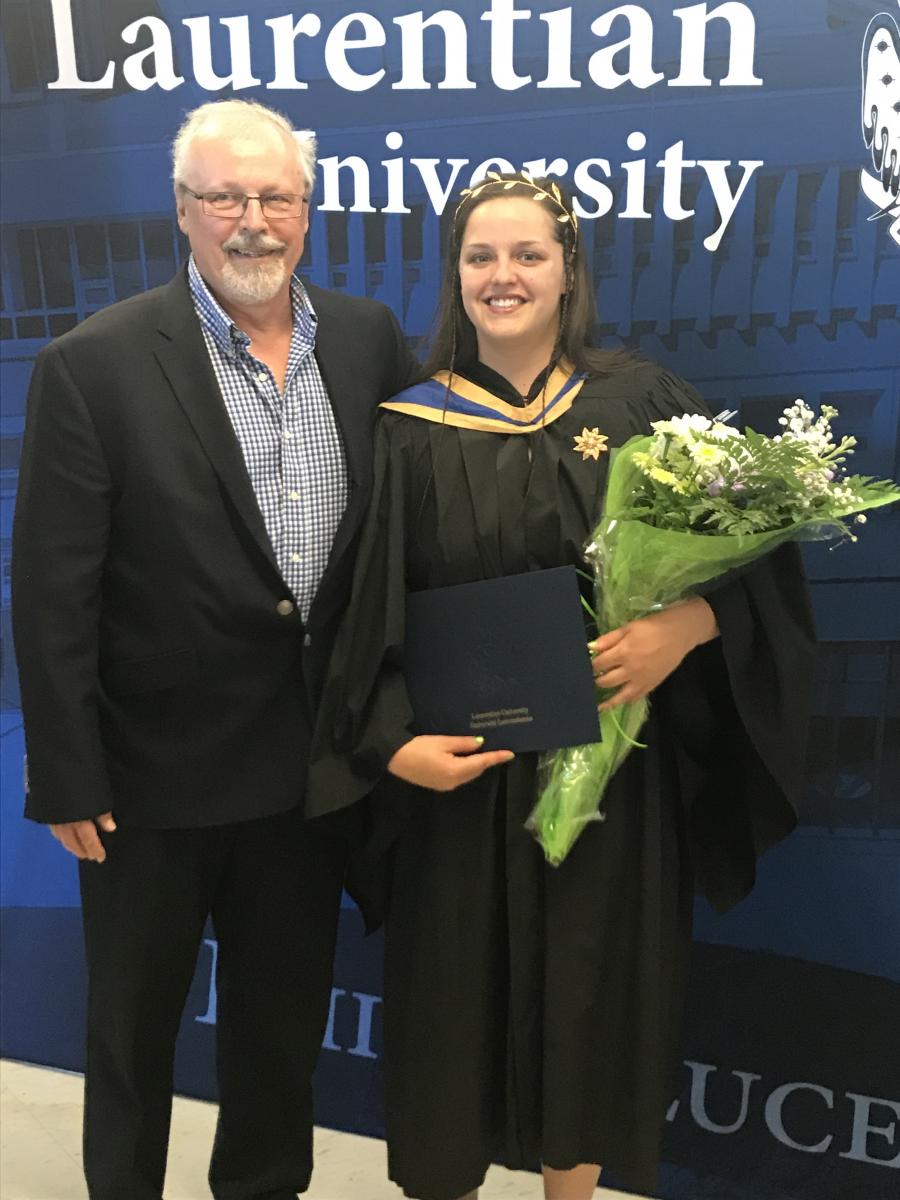 Darrell Frank à côté d'Ayla le jour de sa remise de diplôme.