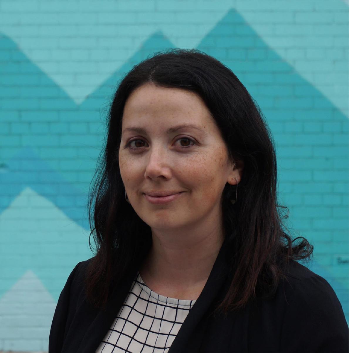 Headshot du Dr. Émilie Pinard souriant 