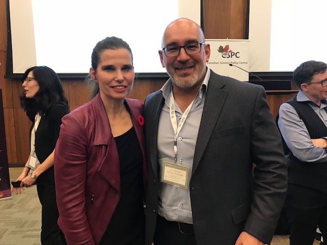 Albrecht Schulte-Hostedde avec l'honorable Kirsty Duncan
