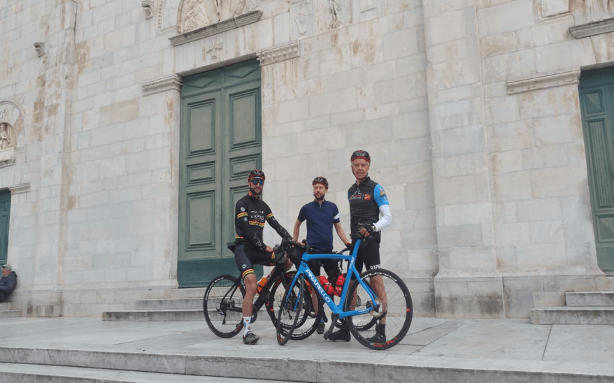 Luciano Galasso faisant du vélo avec d'autres amis
