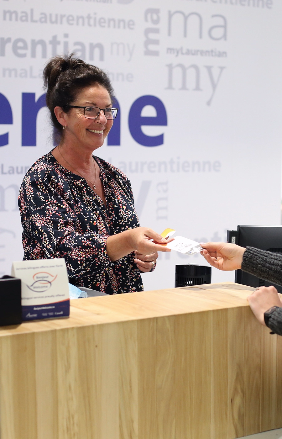Un membre du personnel de l'Université Laurentienne au Hub maLaurentienne aidant une nouvelle étudiante.