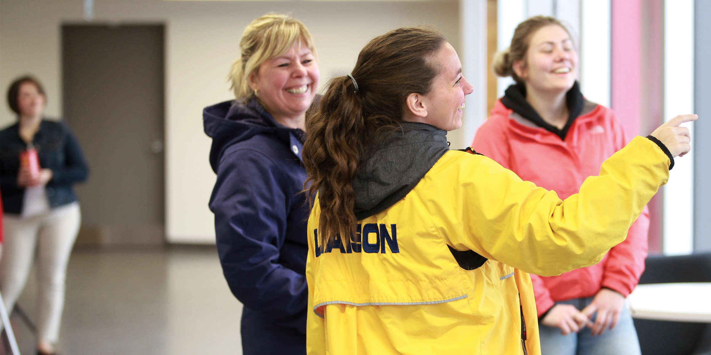 Un membre de l'équipe de recrutement de l'Université Laurentienne fait visiter le campus en souriant.