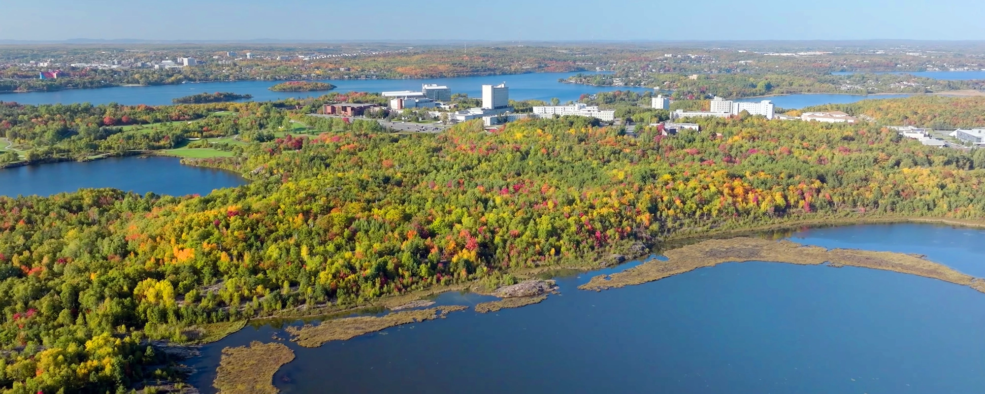 Vue aérienne du campus de l'Université Laurentienne.
