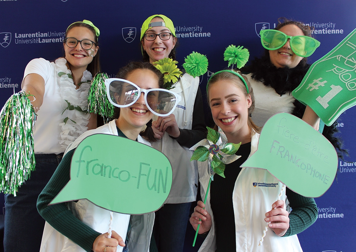 Des étudiants francophones de l'Université Laurentienne célèbrent la francophonie.