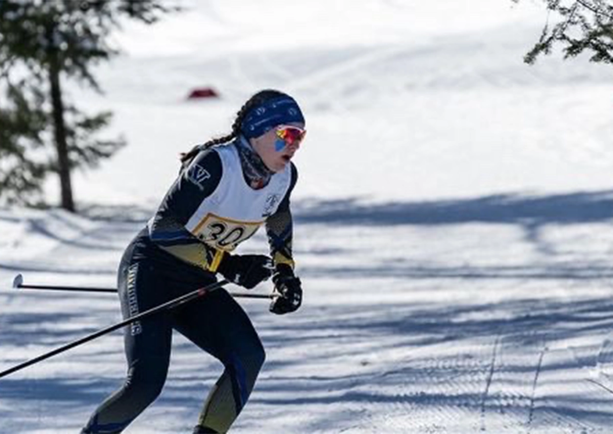 Une athlète Voyageur Laurentienne faisant du ski.