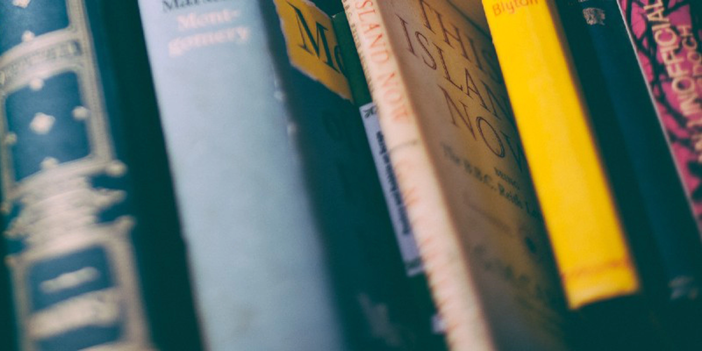 Une étagère remplie de livres