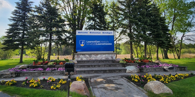 Le signe de l'Université Laurentienne et le jardin à l'entrée du campus.
