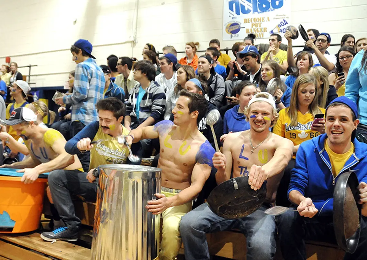 Les UL Potbangers dans la foule lors d'un match de basket-ball des Voyageurs Laurentienne.