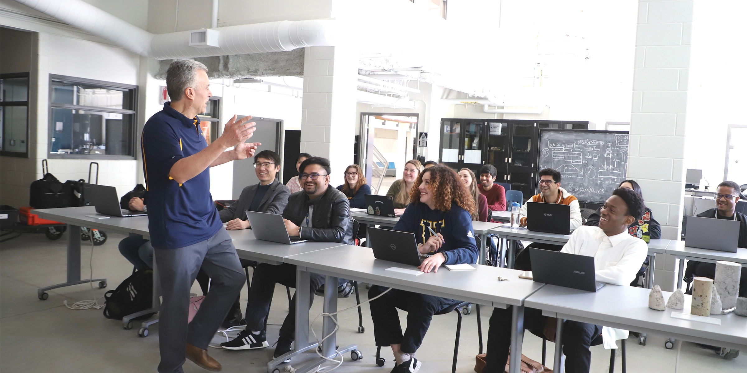Un professeur de l'Université Laurentienne donnant un cours à une classe d'étudiants.
