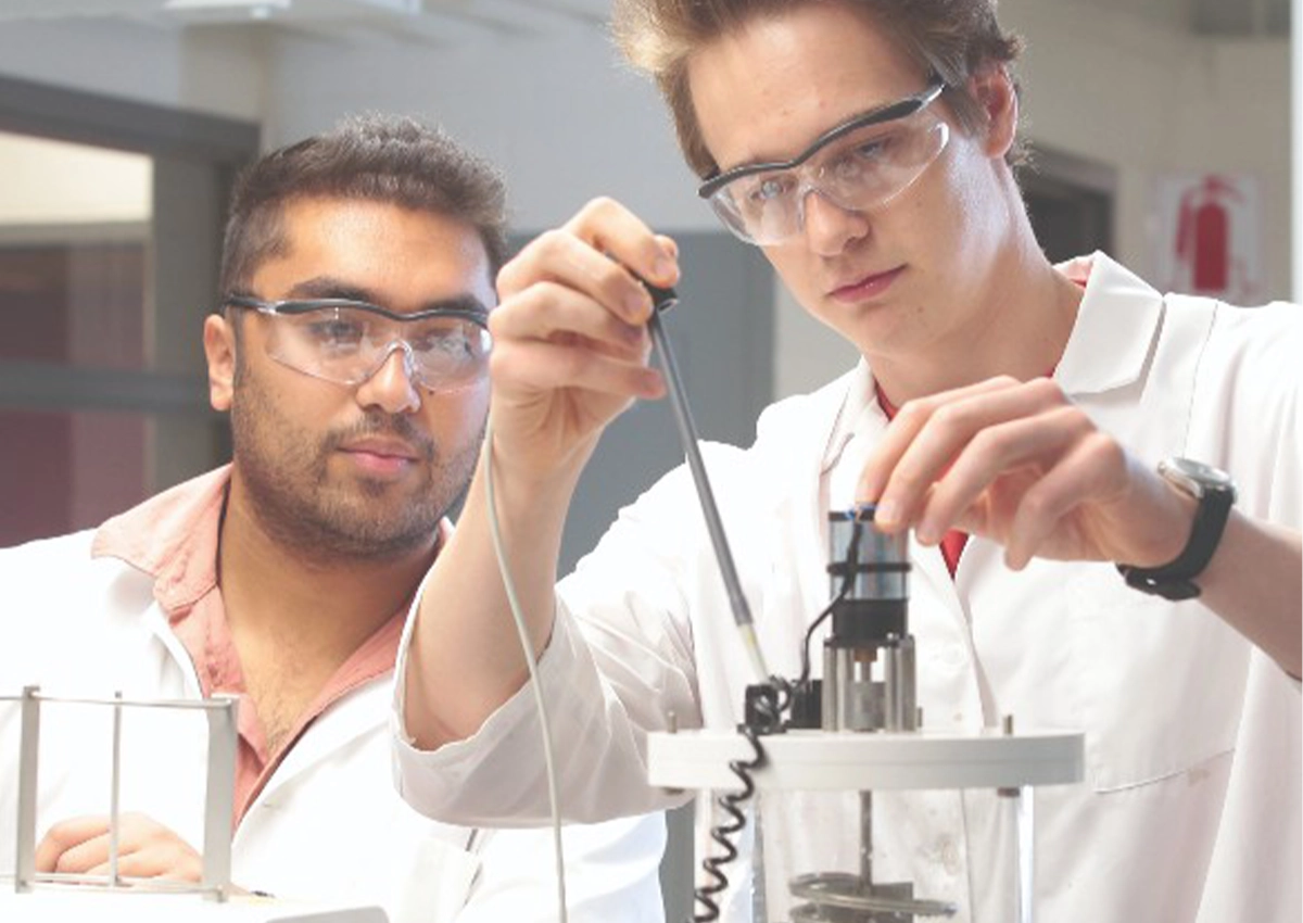 Étudiants travaillant dans un laboratoire.