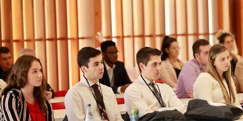 Un groupe d'étudiants écoutant un cours dans la salle ronde du Centre Autochtone de partage et d'apprentissage.