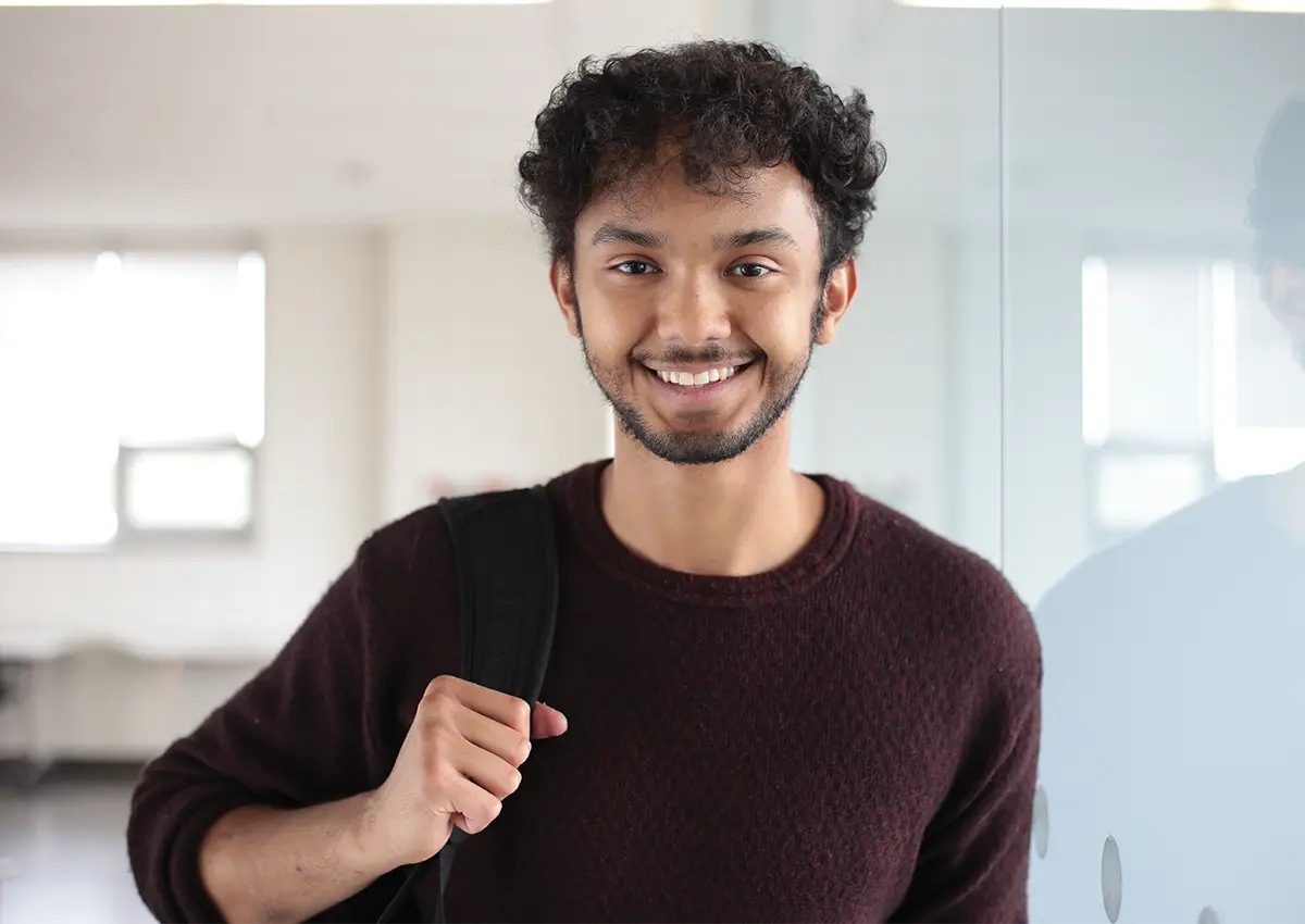 étudiant souriant à la caméra