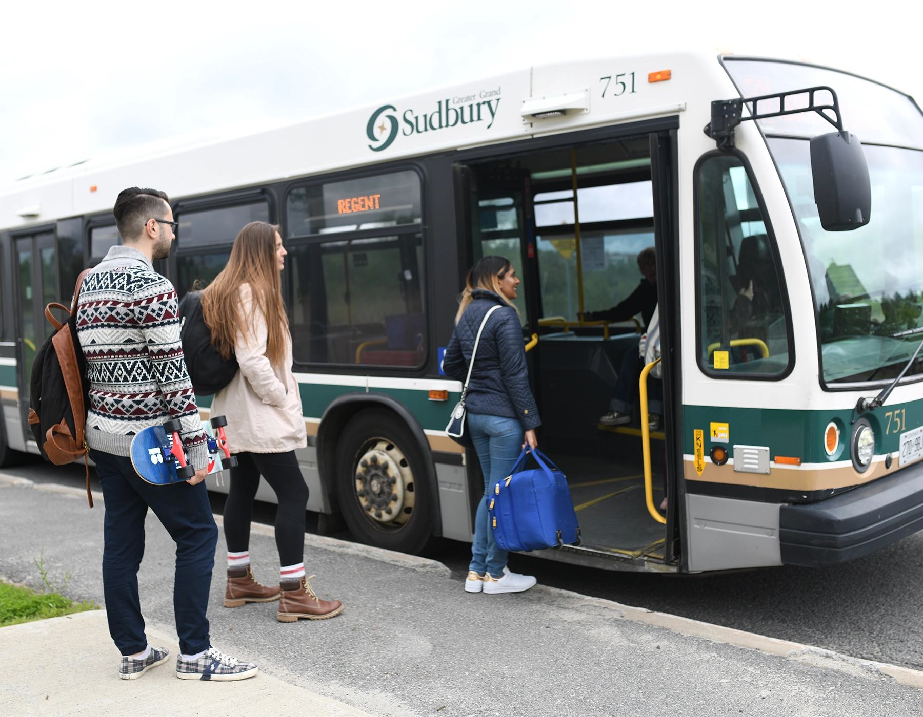 Des élèves montent dans un bus de la ville de Sudbury.