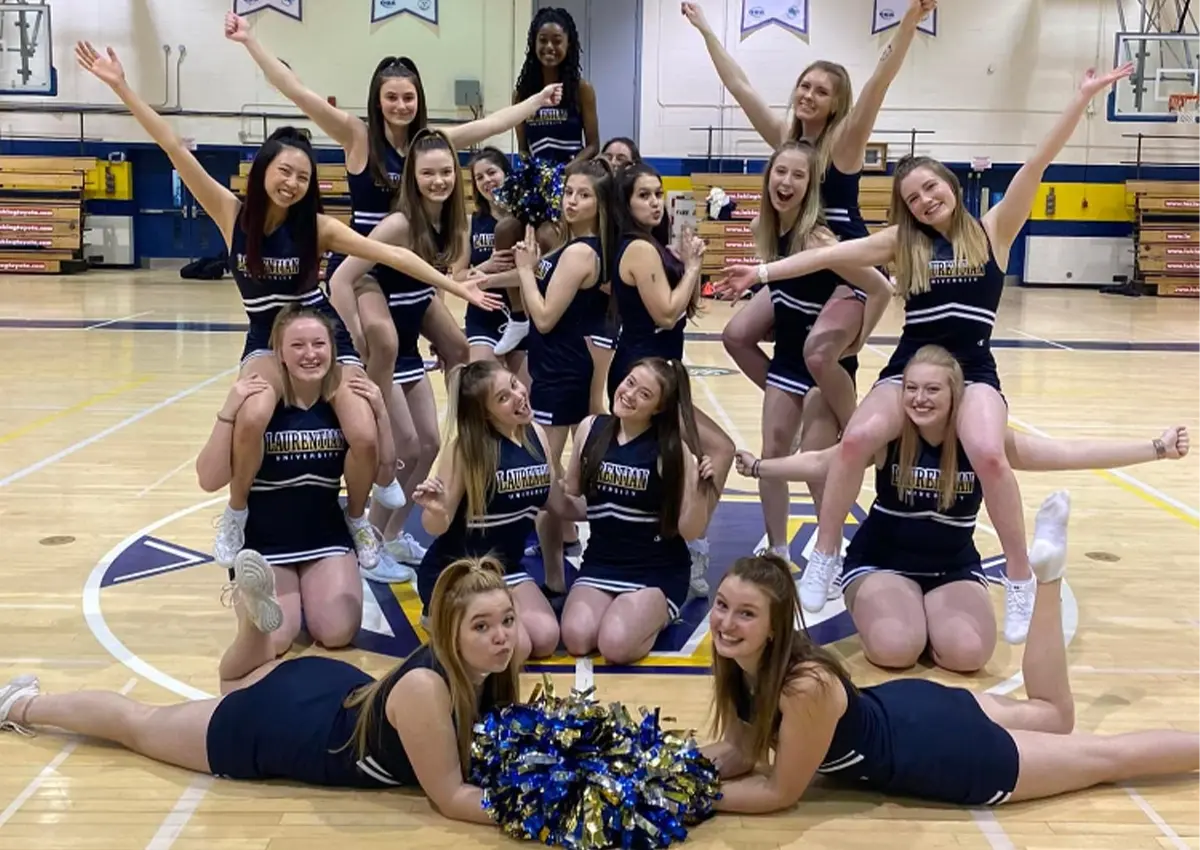 L'équipe de cheerleaders des Voyageurs Laurentienne.