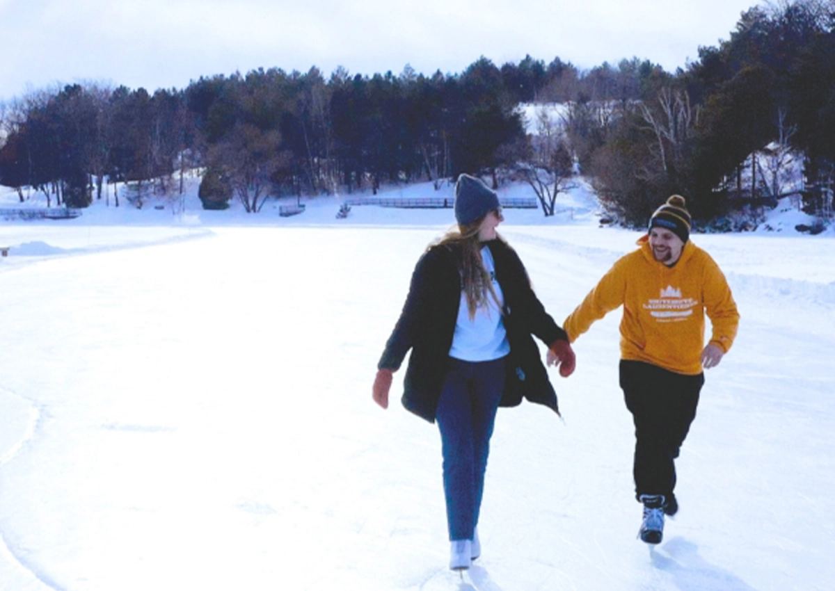 Deux étudiants de l'Université Laurentienne font du patin à glace sur le lac Ramsey.