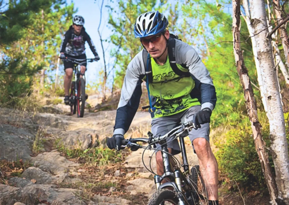 Deux étudiants de l'Université Laurentienne font du vélo de montagne sur les sentiers.