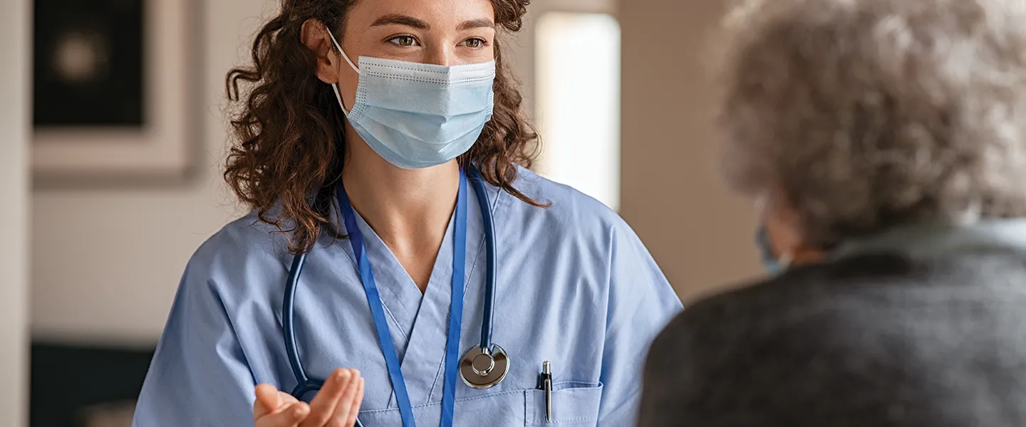 Un professionnel de santé s'entretenant avec un patient.