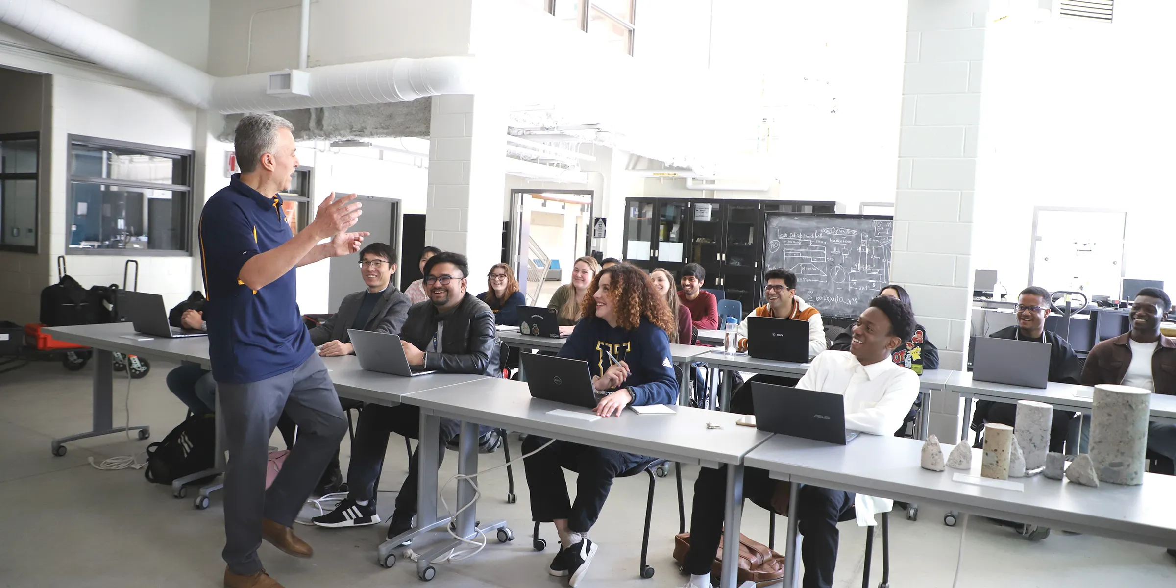 Un professeur donnant un cours à une classe d'étudiants.